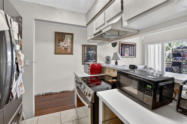 Building Photo - 5240 NE 6th Ave