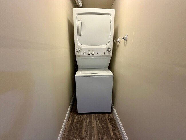 Building Photo - 1212 Agnes Street, Unit B - Cozy Studio Apartment in Charlottesville!