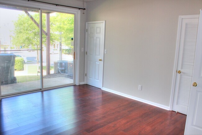 Building Photo - Great End Unit Townhome- Located in Mid-to...