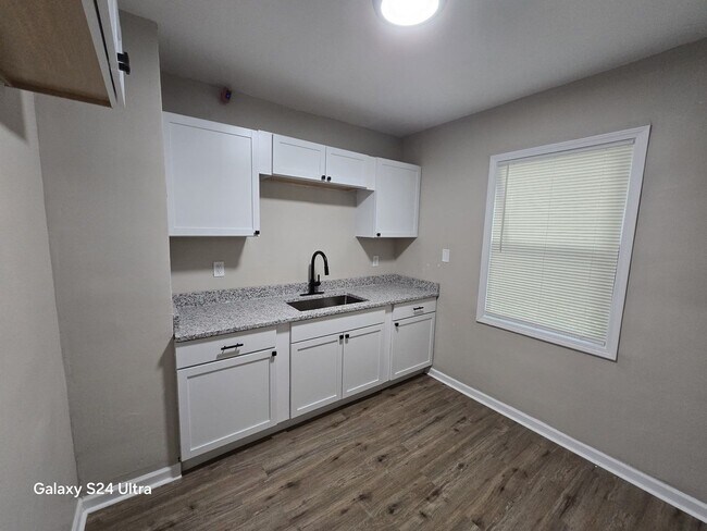 Building Photo - Beautifully Renovated 3-Bedroom Home – We ...