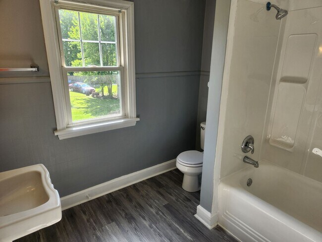 Building Photo - 716-718 E Wheeling St