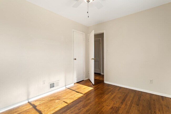 Building Photo - 1261 E Monroe St