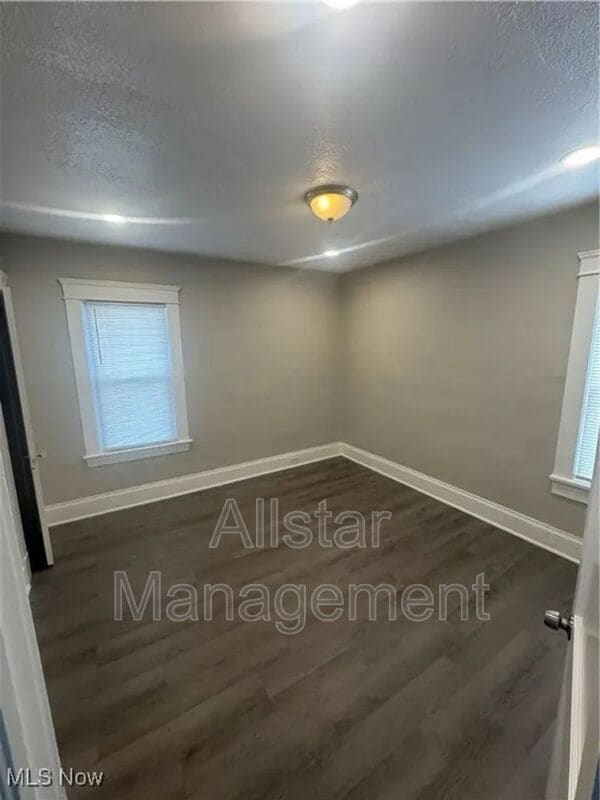 Building Photo - 521 E 109th St