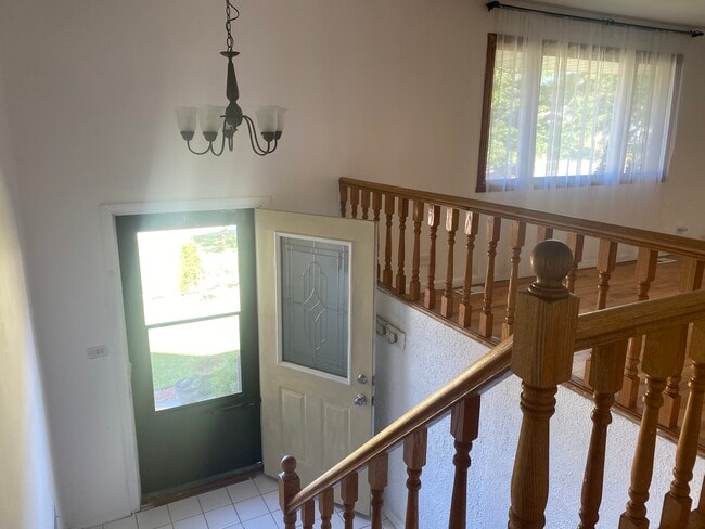 Building Photo - 709 S Salem Dr