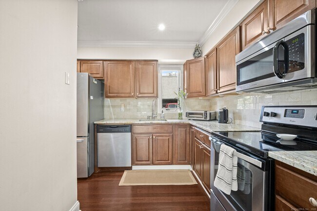 Building Photo - 11 Van Zant St