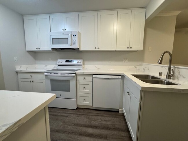 Building Photo - 2Bd/2Ba Kirkland Condo