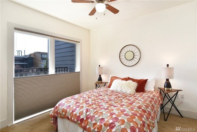 Building Photo - Spacious 1bd/1.5ba Condo in Belltown!