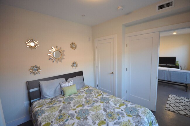 Building Photo - Amazing 3 bed 1.5 bath in the South End!!!