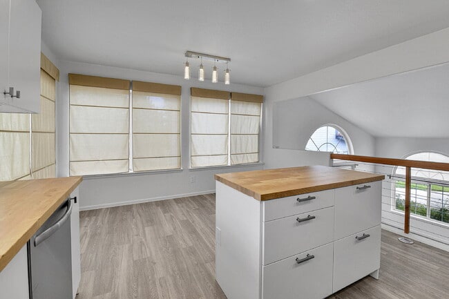 Building Photo - $2,450.00, 3-bed, 2-bath, located in Denver.