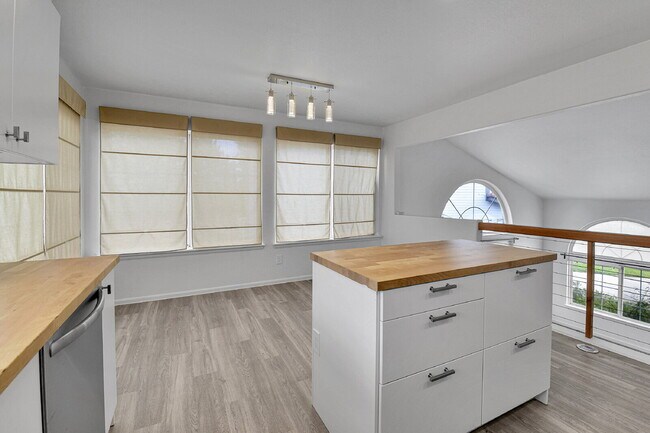 Building Photo - $2,795, 3-bed, 2-bath, located in Denver.