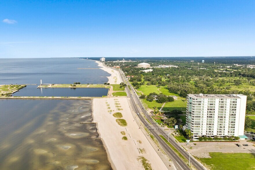 Building Photo - 2046 Beach Blvd
