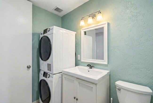 Building Photo - 3050 Rue D’Orleans