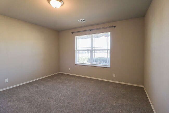 Building Photo - 3 Bed | 2 Bath in Broken Arrow!