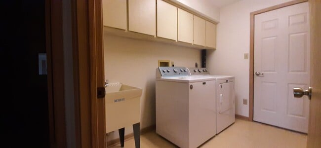 Building Photo - 204 Snead Dr