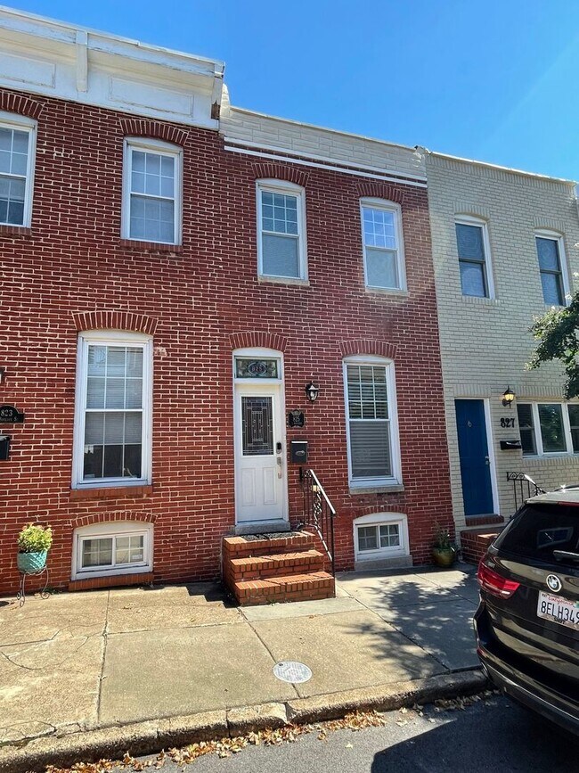 Primary Photo - Charming 2 Bedroom/3.5 Bathroom Townhome i...