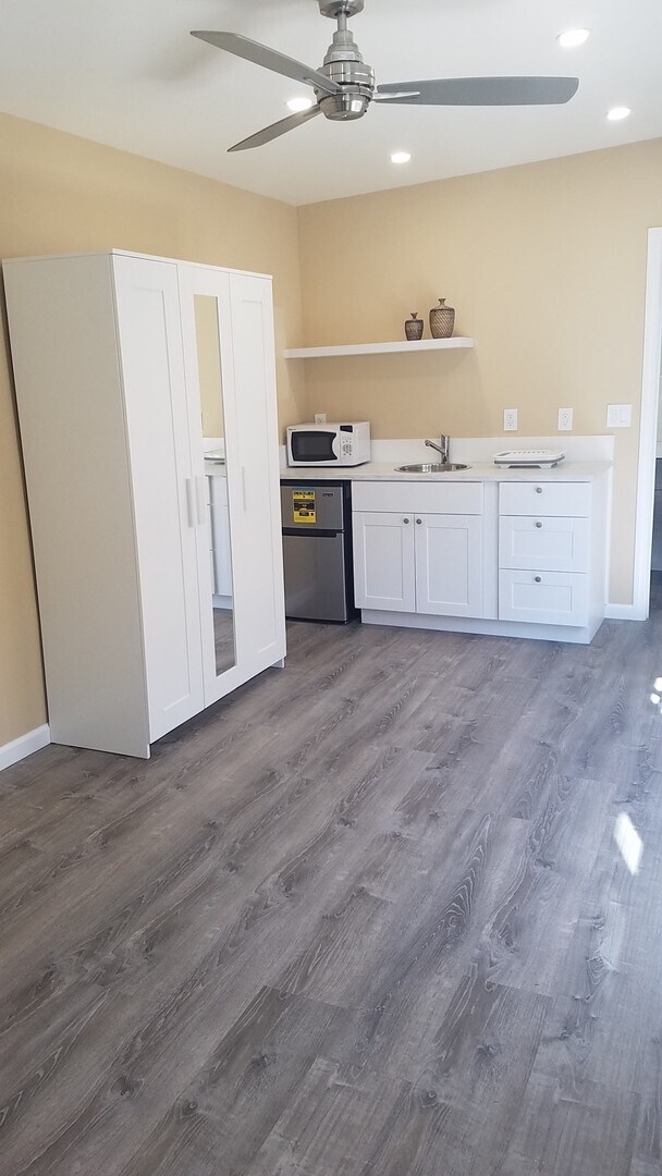 Building Photo - Tarzana- High End Compact Side House Studio / UTILITIES INCLUDED!