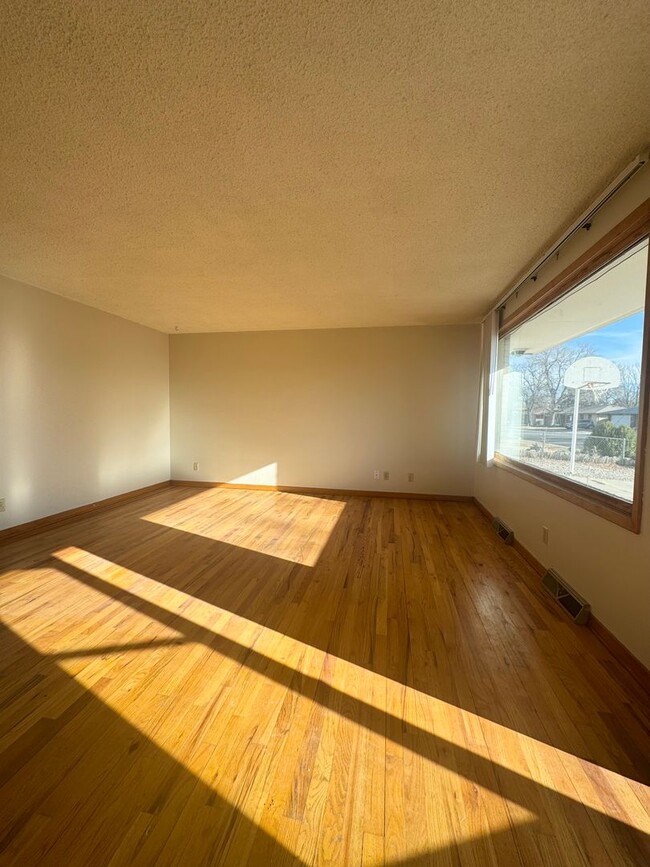 Building Photo - 5 bed 2 bath ranch with finished basement ...