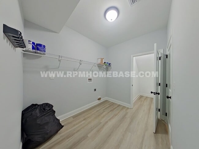 Building Photo - Elegant, 4 Bed, 3.5 bath Nearly New & Move-In Ready in Shalimar