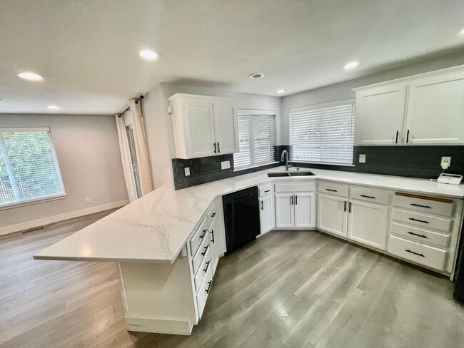 Building Photo - **$500 Move in Credit** 3 Bed/2 Bath Home.  Fresh and Modern Interior.  A/C, Garage, and Fenced Y...