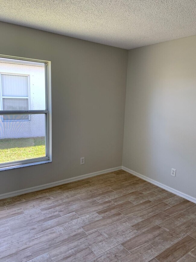 Building Photo - Beautiful 3 Bedroom, 2 Bathroom Home with Lake in Melbourne, FL!