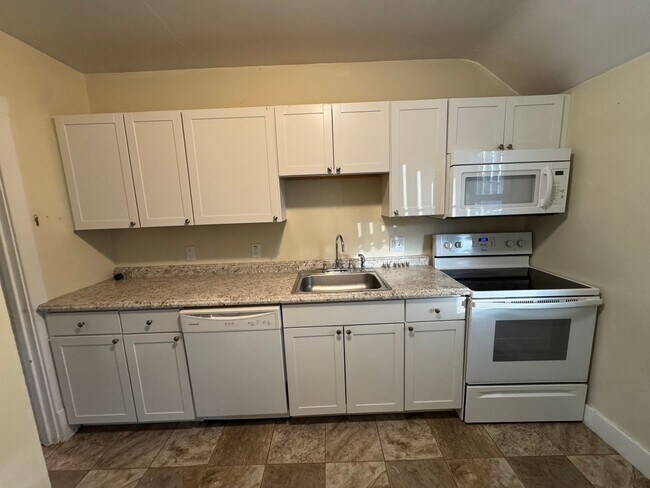 Building Photo - 2 bedroom Moline house with garage!