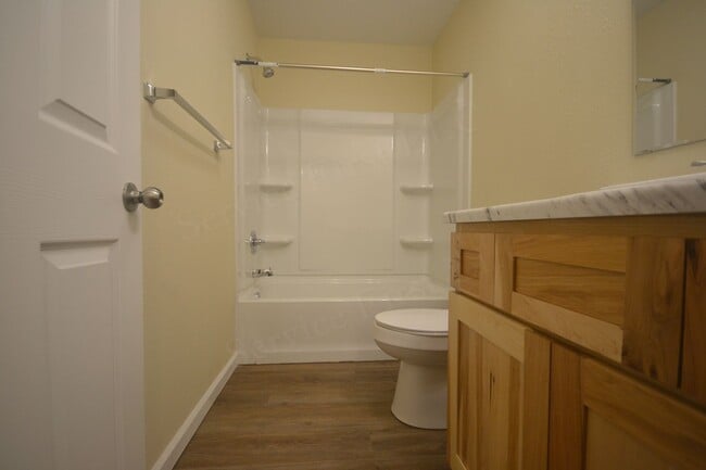 Building Photo - 3 Bed 1.5 Bath Duplex