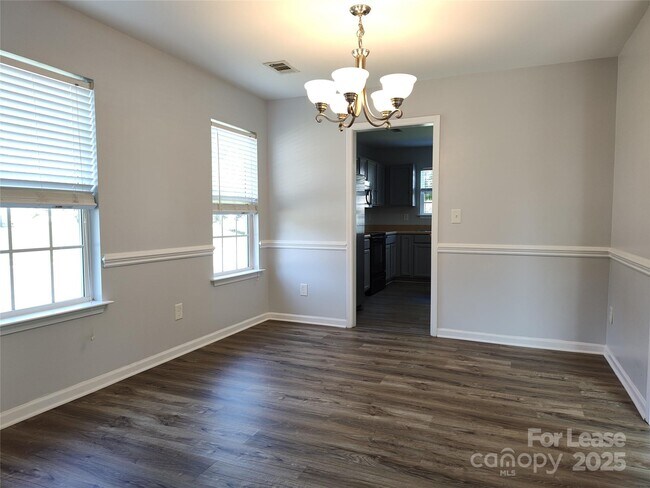 Building Photo - 3627 Pauline Ln