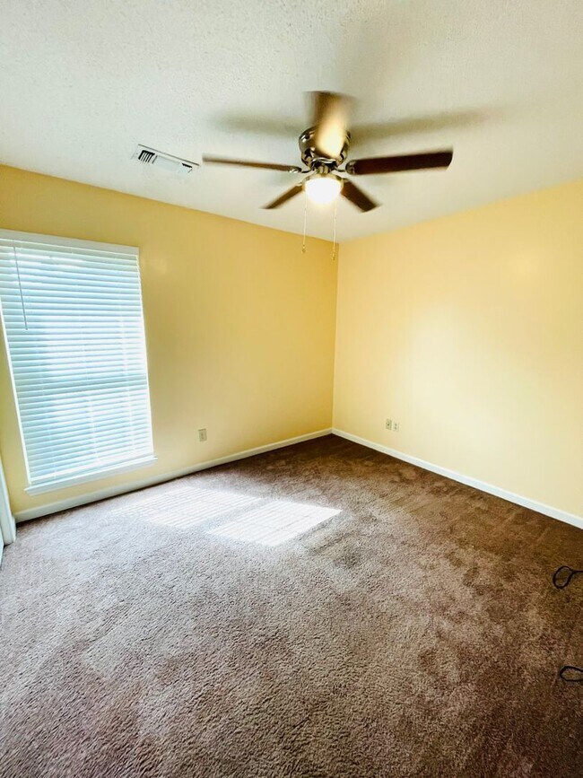 Building Photo - **3 Bed 2 Bath located off Atlanta Hwy ** ...