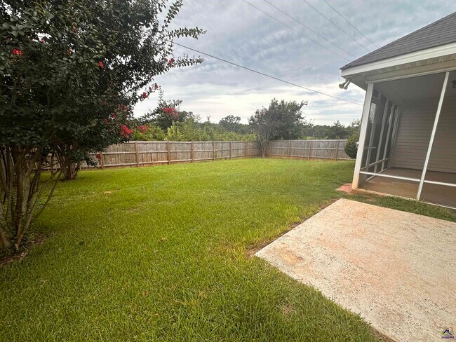 Building Photo - 123 Larkspur Ln