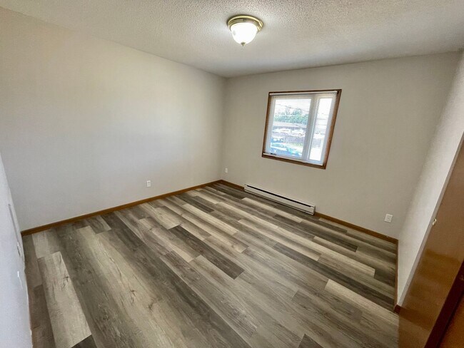 Building Photo - Upper level 2-bed, 1-bath