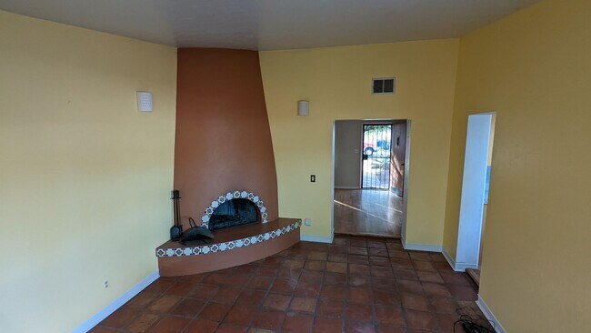 Building Photo - 1330 N Wilson Ave
