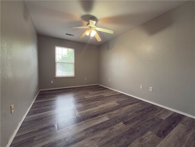 Building Photo - 3207 SW Amberwood Ave