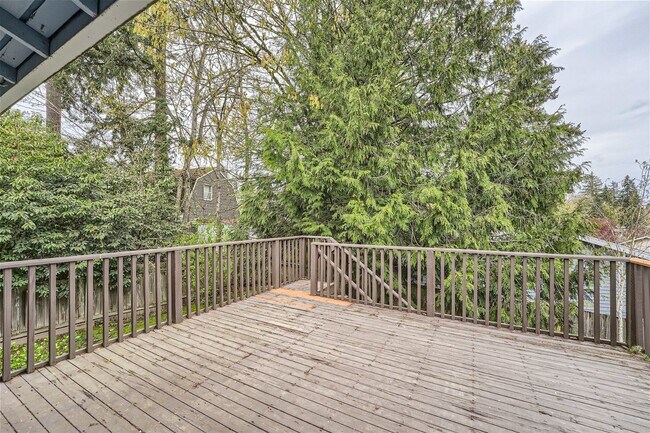 Building Photo - Amazing 4Bed/2.5Bath Home with Fully Fenced Backyard in Bellevue!