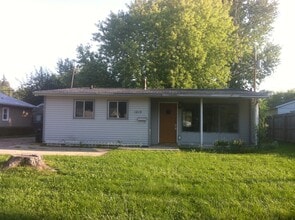 Building Photo - Very nice 3bed/1bath south side home w/ garage & fenced in back yard