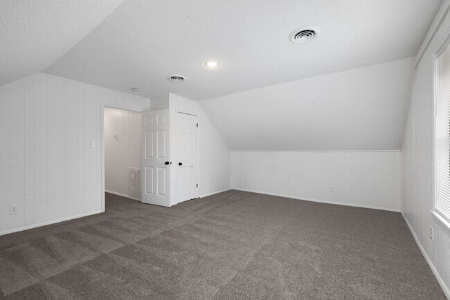 Building Photo - 5 bedroom 3 bath in Covington recently renovated just off the town square