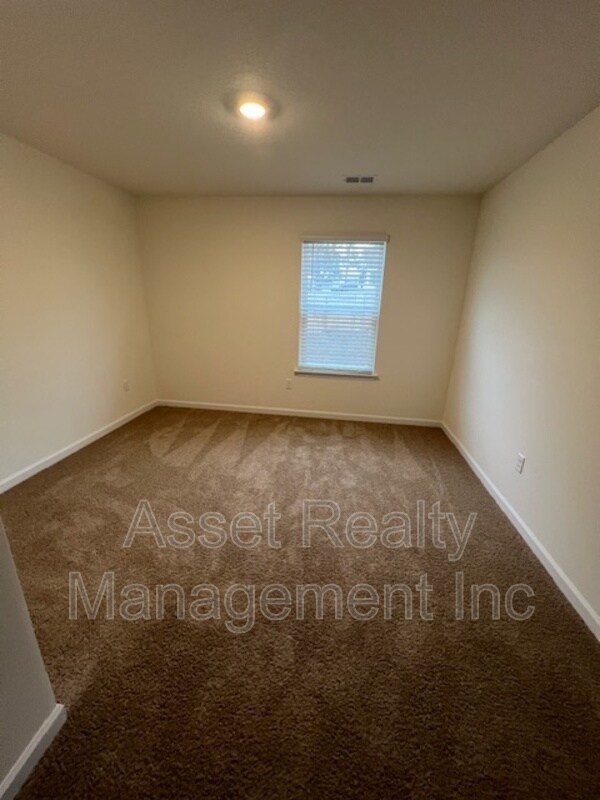 Building Photo - 305 Aspen Dr