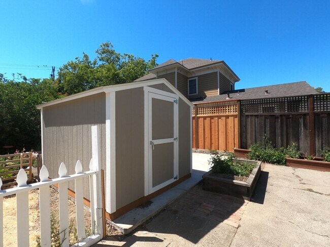 Building Photo - CHARMING TWO BEDROOM SAN RAFAEL HOME A FEW BLOCKS FROM DOWNTOWN