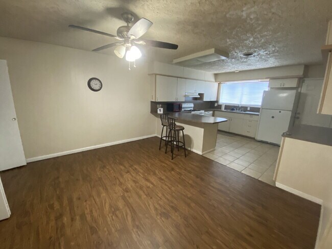 Building Photo - Spacious 3/2!