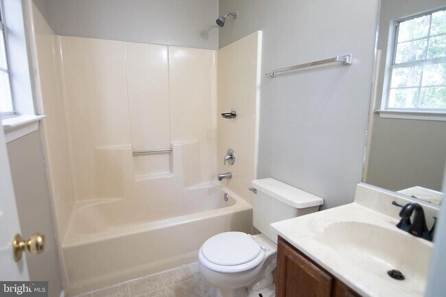 Building Photo - 611 Wind Ridge Dr