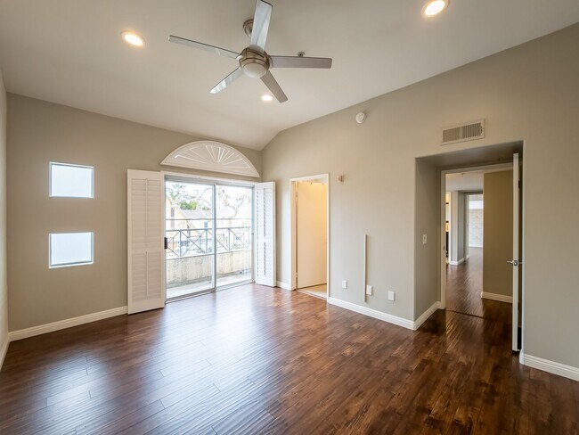 Building Photo - Luxury Living in Toluca Lake!