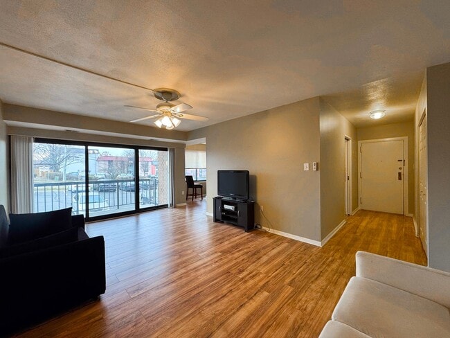 Building Photo - Sun-filled 1 Bed 1 Bath Condo With Balcony In Hawthorne Village