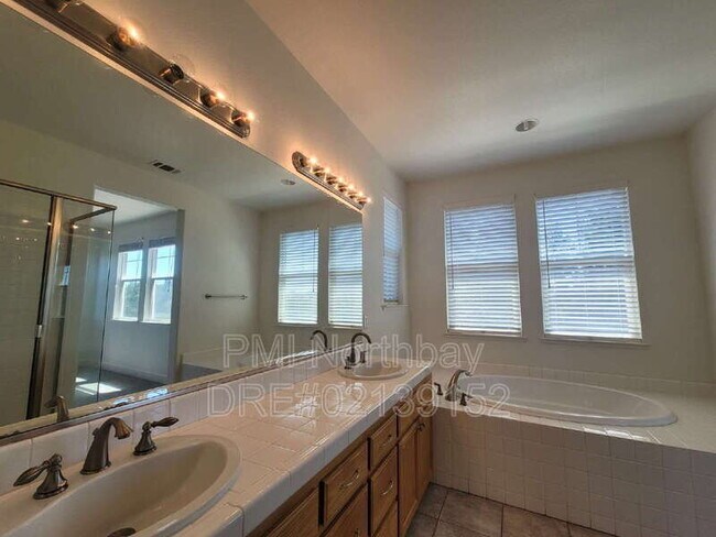 Building Photo - 481 Lexington Dr