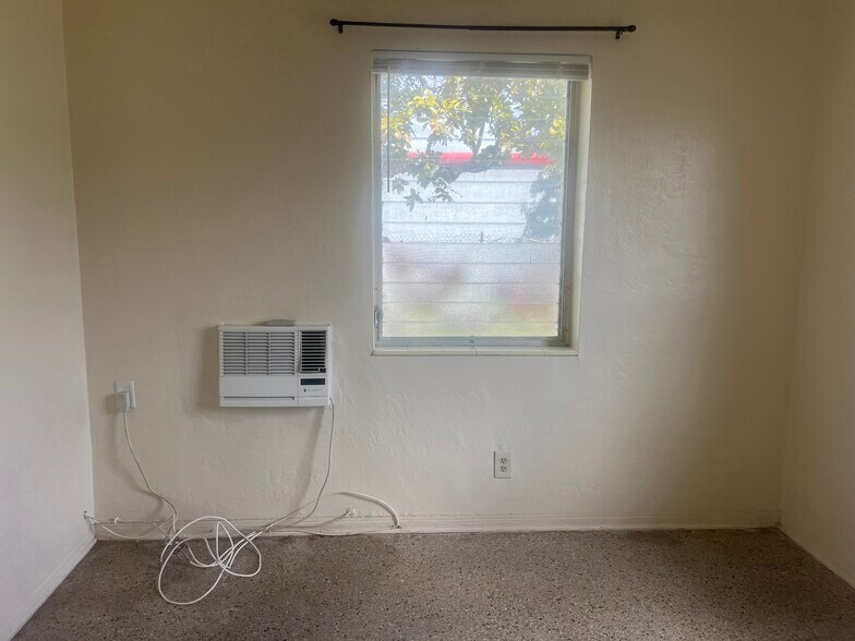 Building Photo - 505 NE 150th St