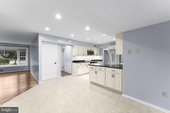 Building Photo - 901 Holly Creek Dr