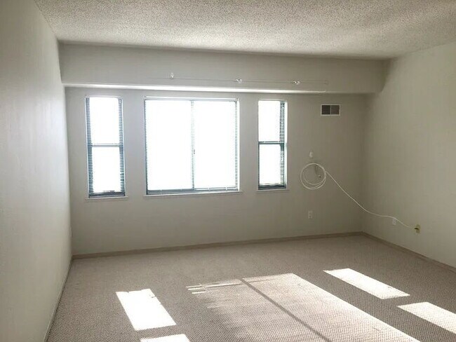 Building Photo - "Charming 1-Bedroom Oasis in the Heart of Oakland – Your Perfect Urban Retreat Awaits!"