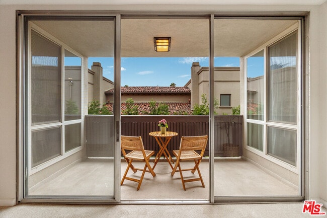 Building Photo - 809 S Bundy Dr