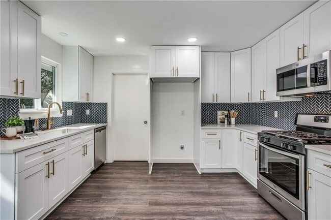 Building Photo - 6220 Blarwood Dr