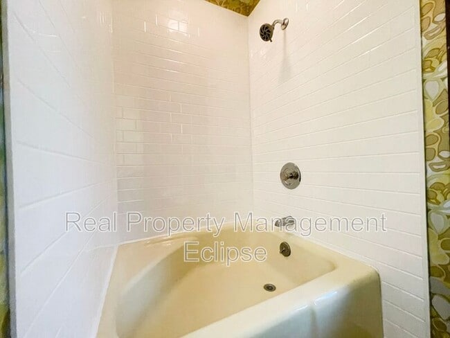 Building Photo - 11105 SE 59th St