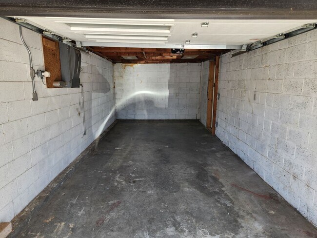 Building Photo - Modern Style and Luxury Amenities in Ephra...