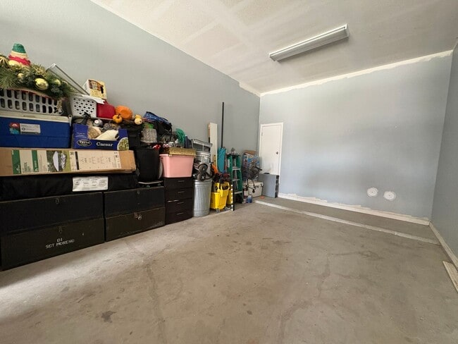 Building Photo - FAR EASTSIDE HOME FOR RENT